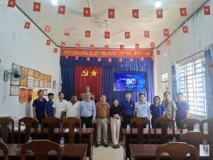 Tổ công nghệ số cộng đồng phường Thới Hòa và đại diện MobiFone tại buổi tập huấn kỹ năng số, an toàn mạng