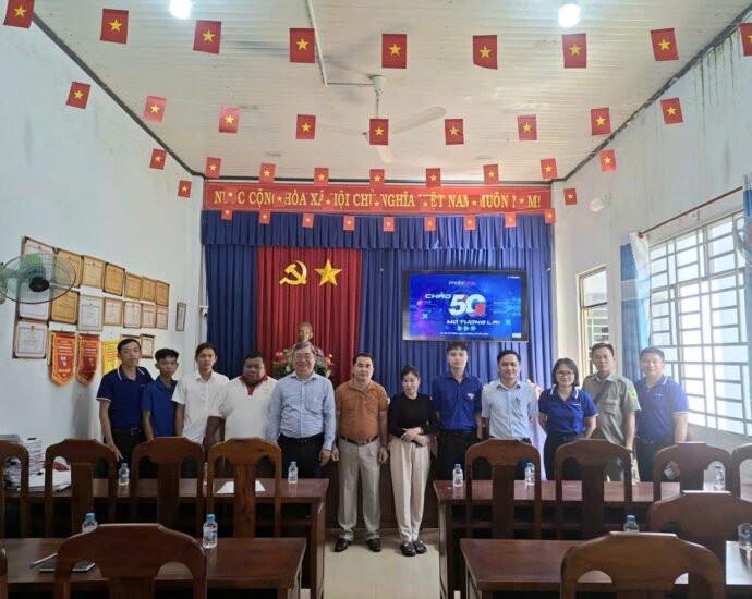 Tổ công nghệ số cộng đồng phường Thới Hòa và đại diện MobiFone tại buổi tập huấn kỹ năng số, an toàn mạng
