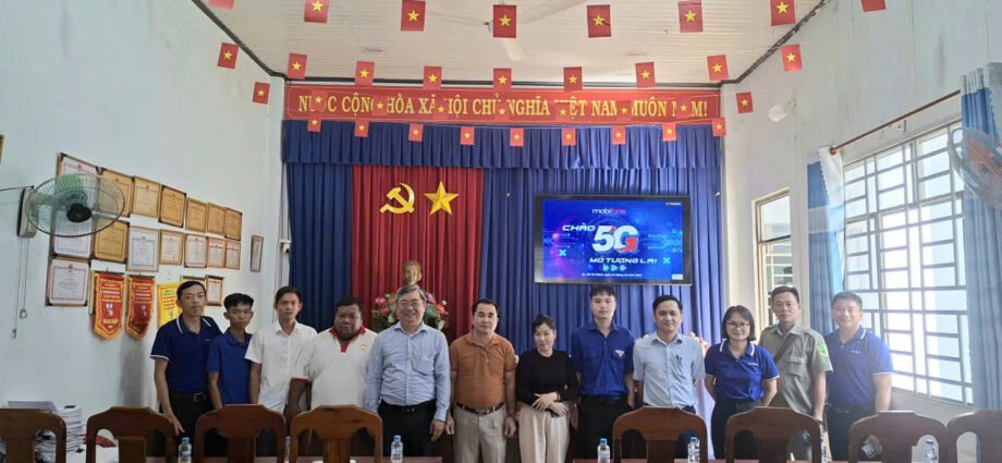 Tổ công nghệ số cộng đồng phường Thới Hòa và đại diện MobiFone tại buổi tập huấn kỹ năng số, an toàn mạng