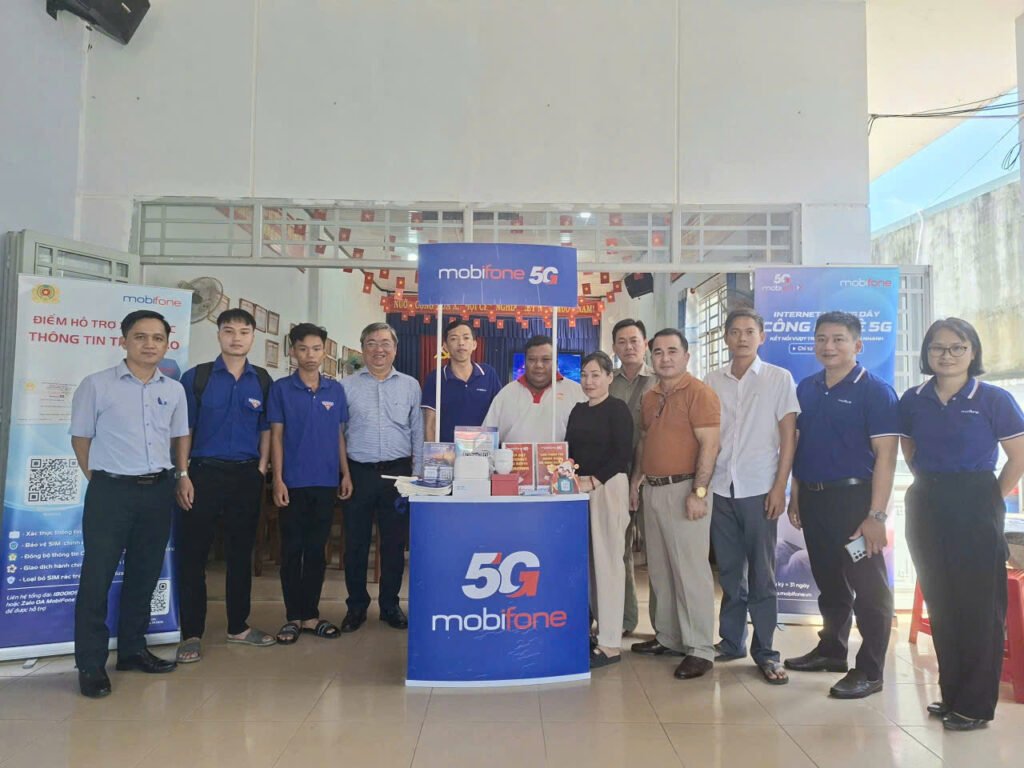 Gian hỗ trợ MobiFone 5G và điểm hỗ trợ xác thực thông tin thuê bao tại buổi tập huấn ở Thới Hòa