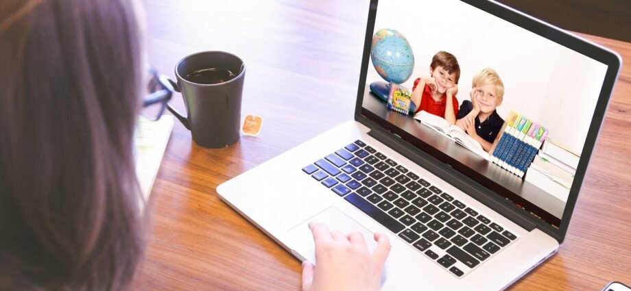 Học sinh tham gia lớp học trực tuyến trên máy tính, minh họa kỹ năng an toàn số